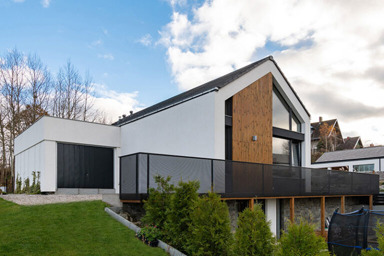 Una casa moderna con ventanas de PVC.