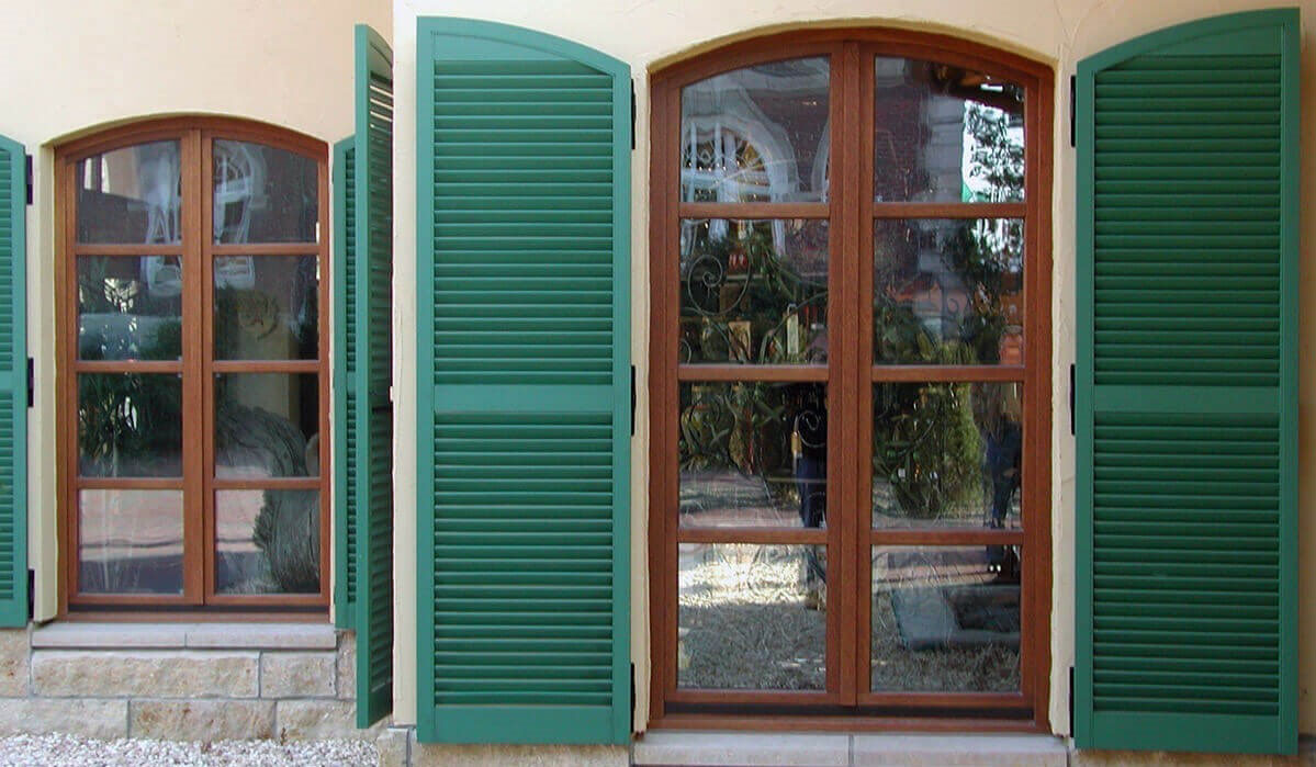 Ventanas de madera arqueadas.