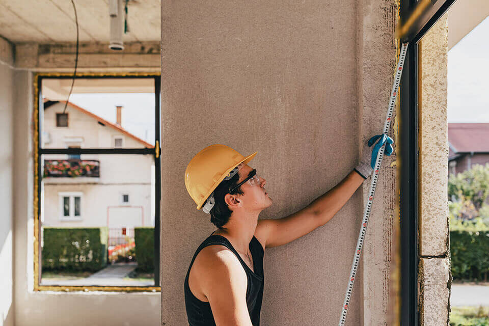 medición de ventanas en el sitio de construcción