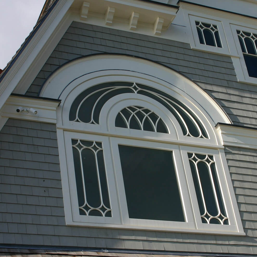Ventana de madera arqueada blanca