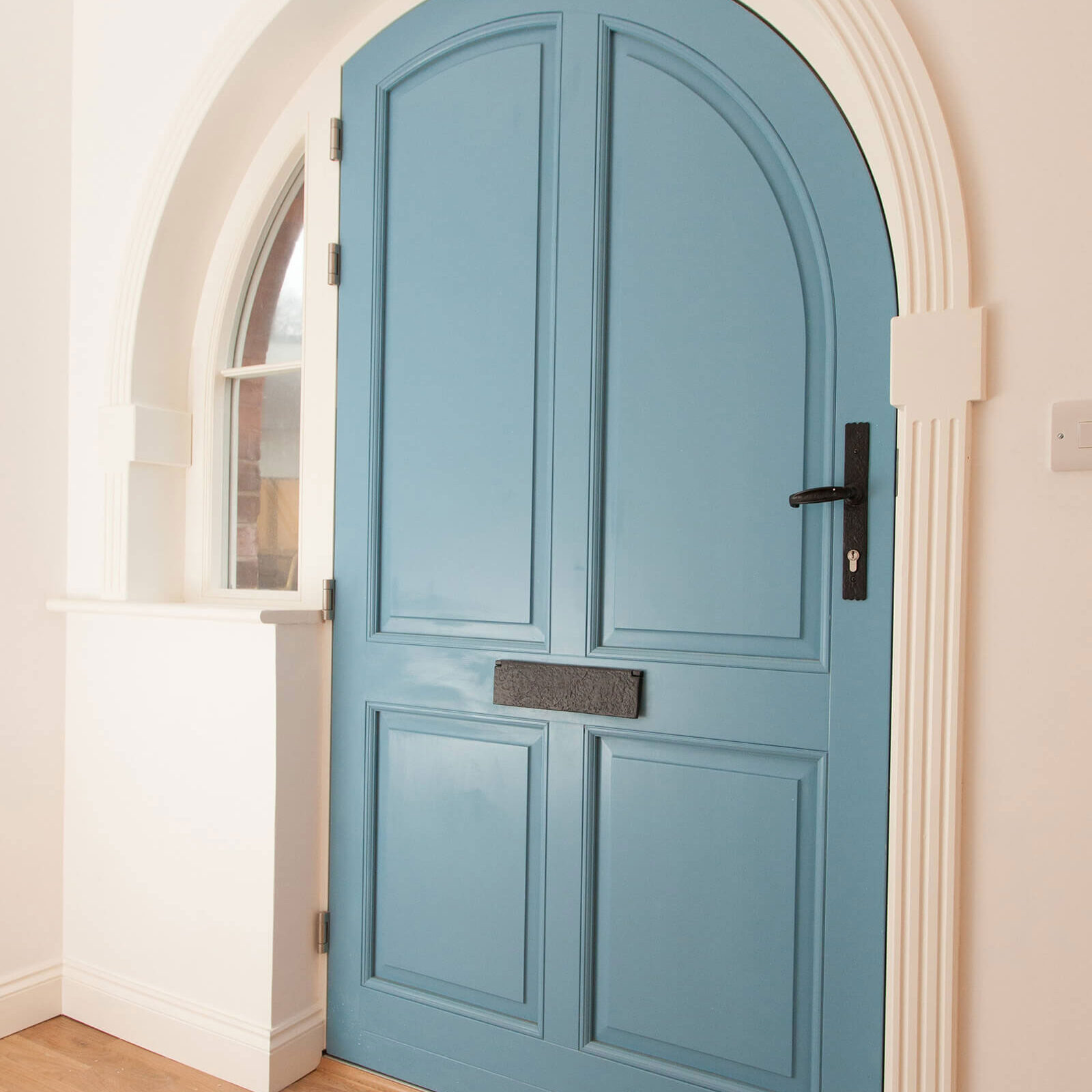 puerta de madera azul
